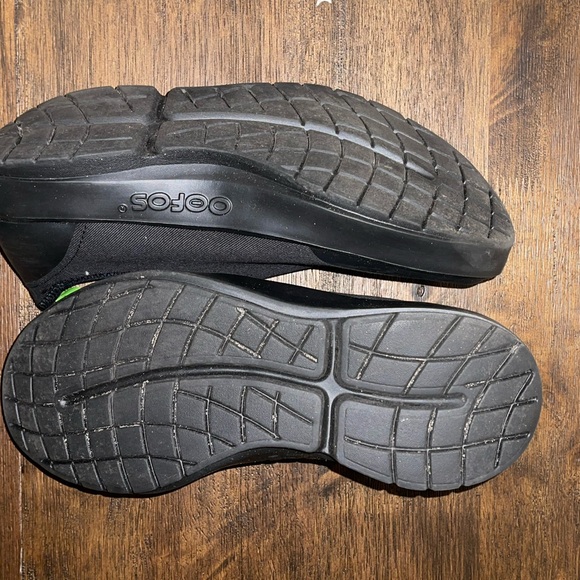 Black size 10 OOFOS slip on - Picture 5 of 8
